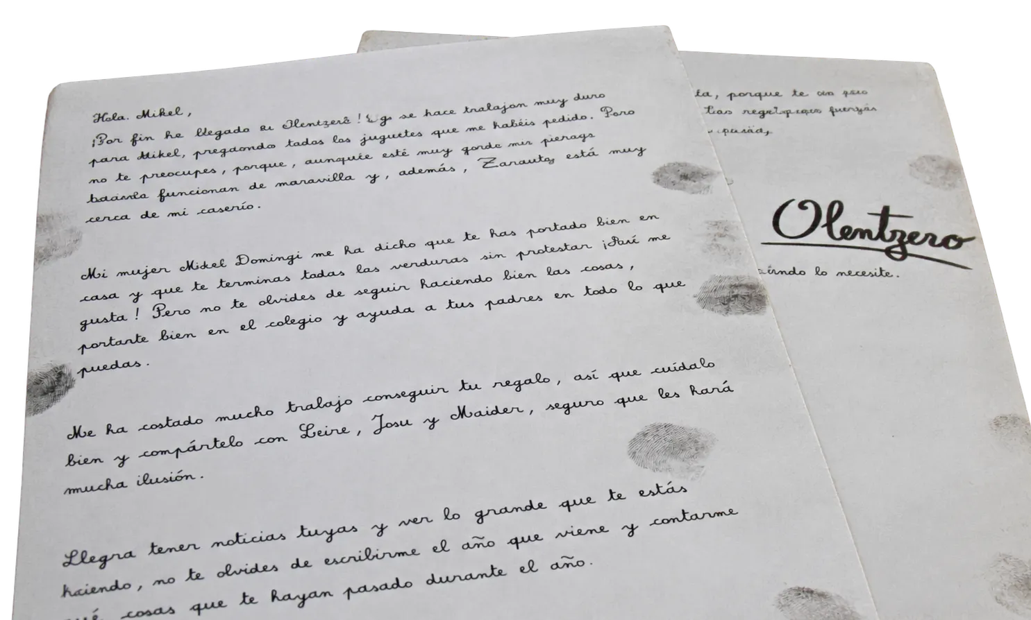 Carta de Olentzero de dos hojas, escrita a mano, con su firma y huellas de carbón