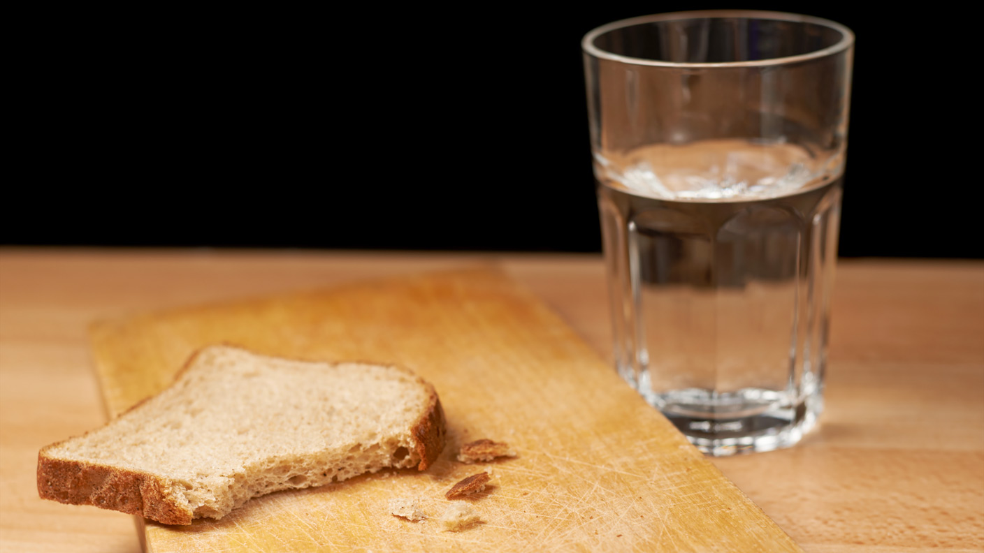 Una rebanada de pan y un vaso de agua preparados para Olentzero