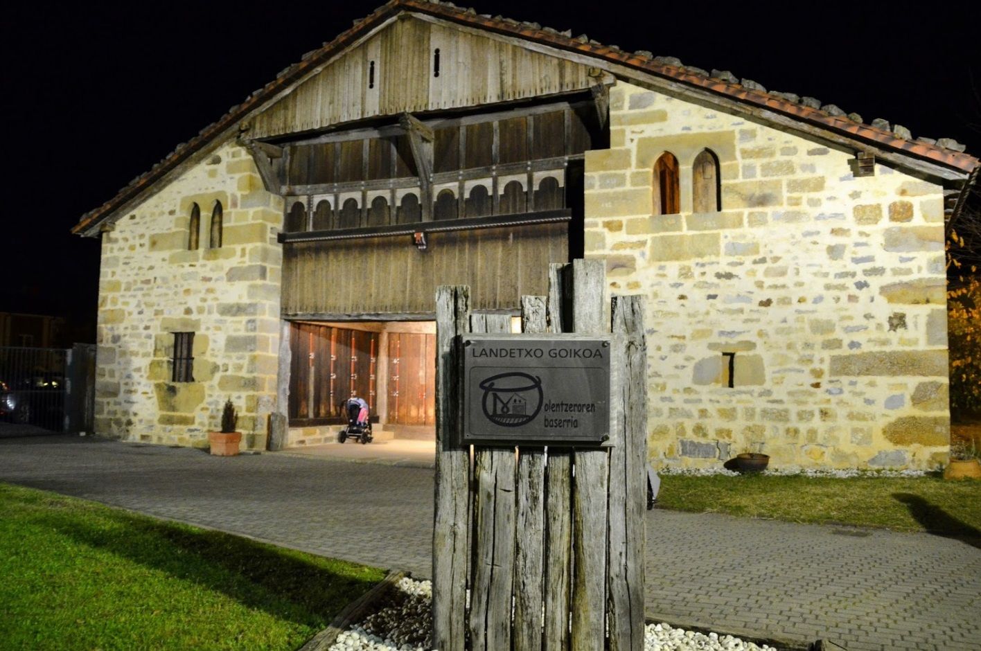 El caserío Landetxo Goikoa, la casa del Olentzero en Mungia, iluminado de noche