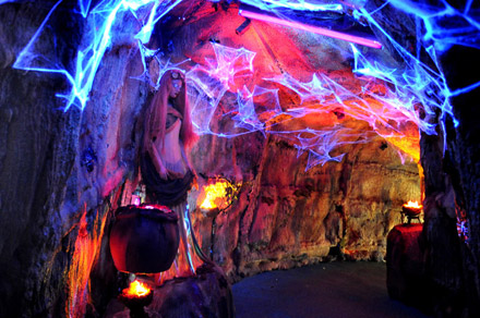 Cueva tenebrosa iluminada con luces de colores dentro de la casa del Olentzero