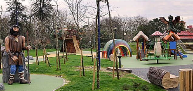 Columpios y casitas de juego en el parque de Izenaduba basoa