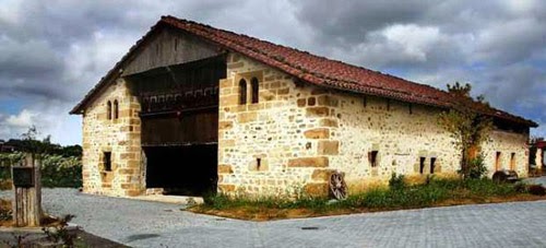 Fachada de piedra y madera del caserío del Olentzero, Landetxo Goikoa, en Mungia