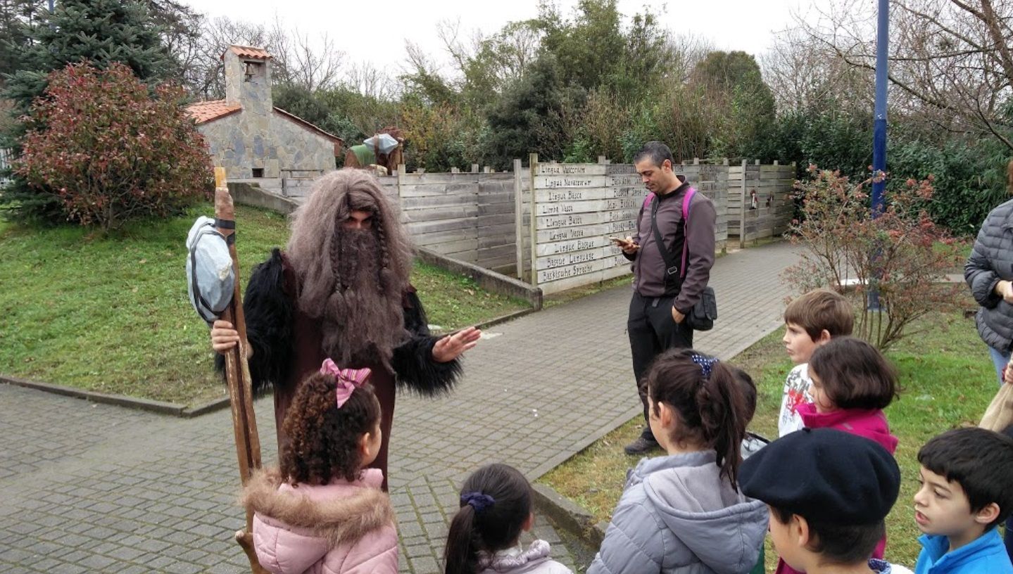 Basajaun, el gigante peludo del bosque, guía a los niños hacia el laberinto de Izenaduba