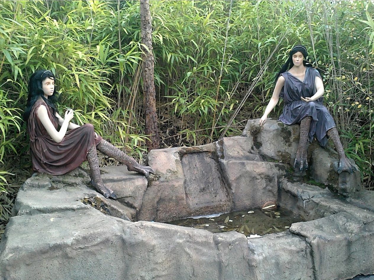 Dos lamias peinándose sentadas junto a la fuente de Izenaduba basoa