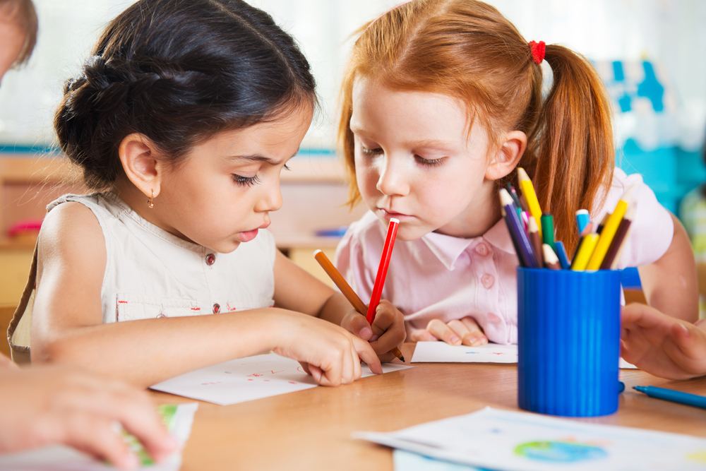 Dos niñas escribiendo juntas la carta al Olentzero
