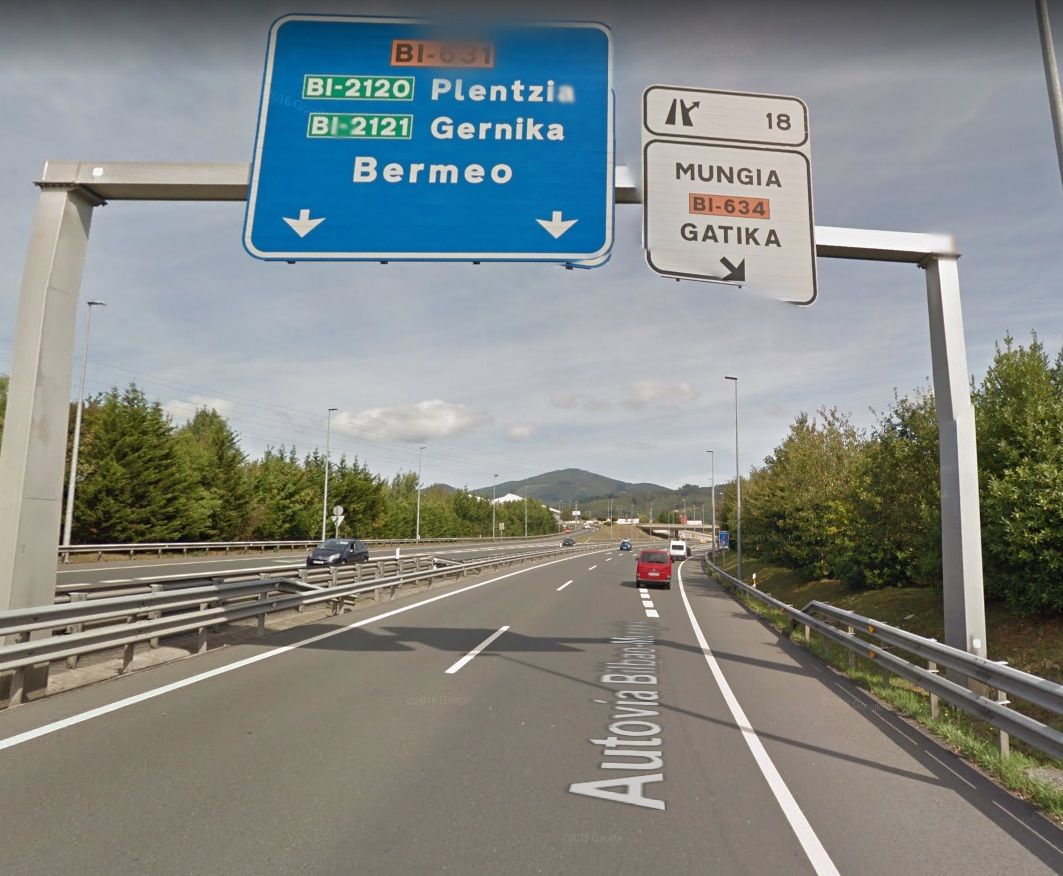 Cartel de la autovía con la salida 18 hacia Mungia y Gatika, para llegar a la casa del Olentzero