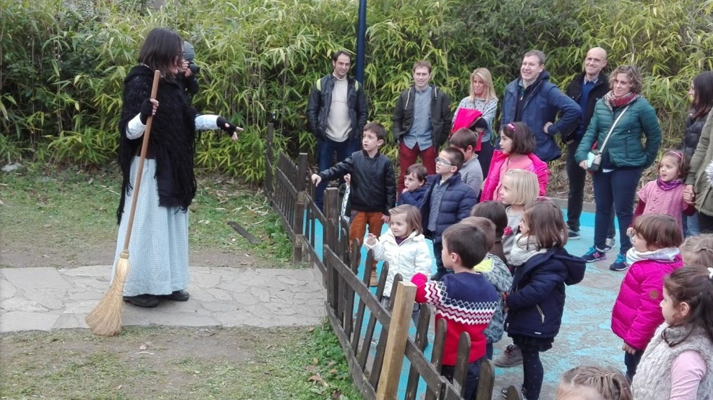 La sorgina, la bruja de Izenaduba basoa, da la bienvenida a un grupo de niños a la entrada del bosque